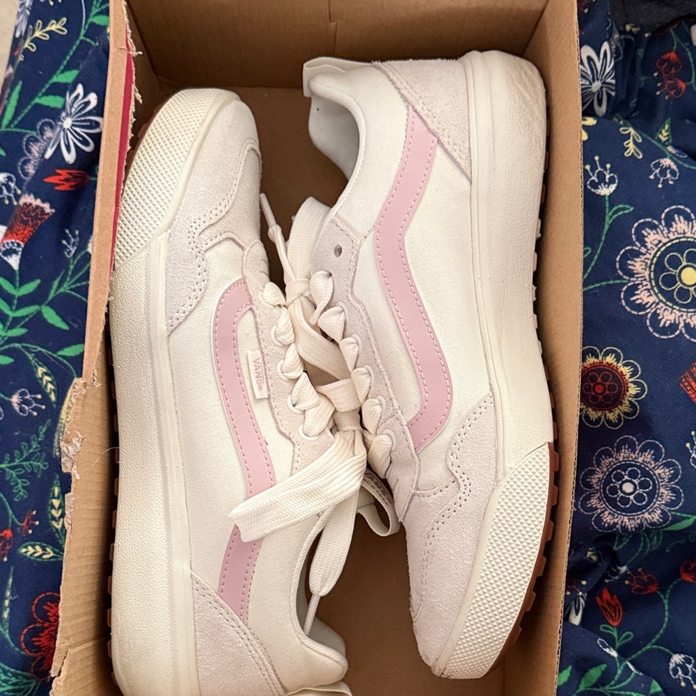 Vans Women's Low-Top Sneakers in Pink and Cream
